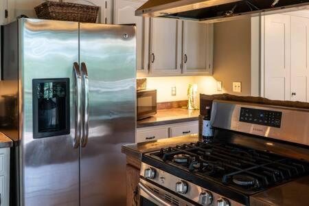 Cozy 2 Bedroom Cabin Nestled In Wooded Hideaway Monterey Екстер'єр фото