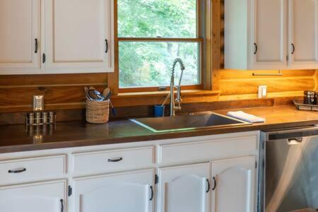 Cozy 2 Bedroom Cabin Nestled In Wooded Hideaway Monterey Екстер'єр фото