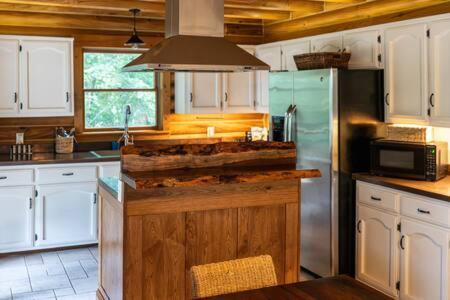 Cozy 2 Bedroom Cabin Nestled In Wooded Hideaway Monterey Екстер'єр фото