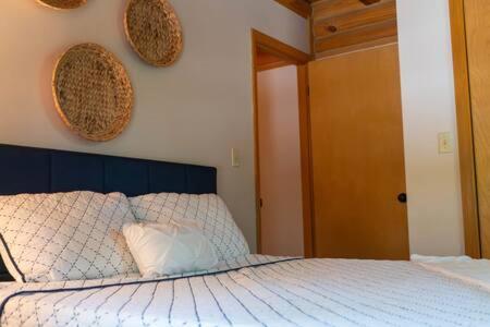 Cozy 2 Bedroom Cabin Nestled In Wooded Hideaway Monterey Екстер'єр фото