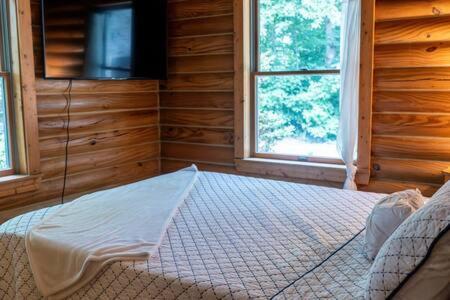 Cozy 2 Bedroom Cabin Nestled In Wooded Hideaway Monterey Екстер'єр фото
